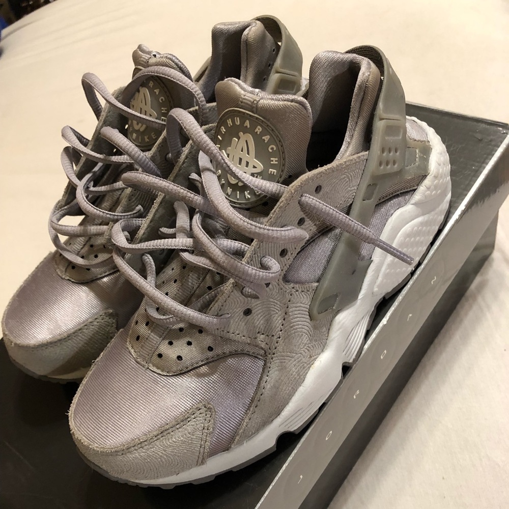 Woman’s Nike huaraches worn 2x